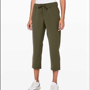 Lululemon on the fly woven crop